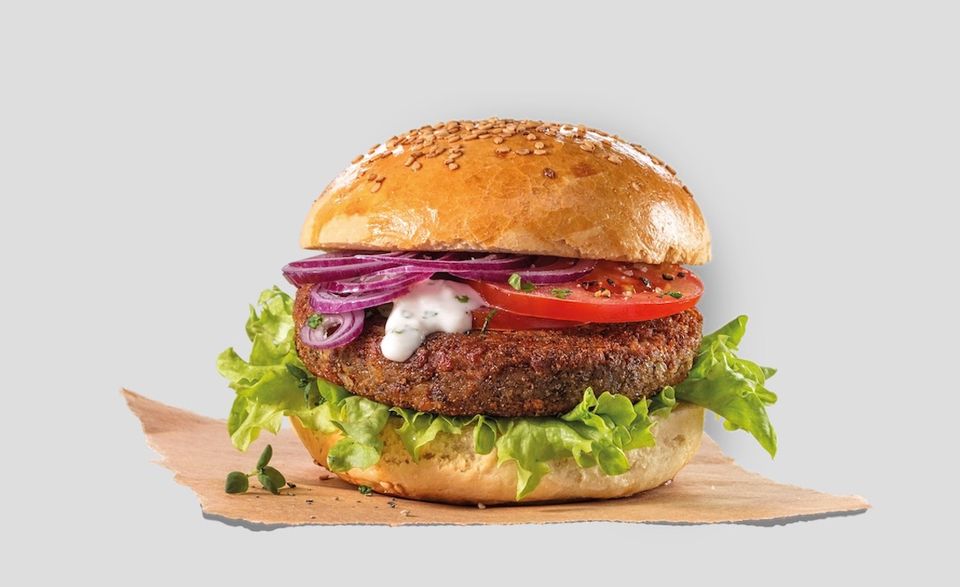Insekten-Burger von BugFoundation Das Team von Bug Foundation hat Deutschlands ersten Insektenburger kreiert. Das Burgerpattie besteht aus rehydriertem Buffalowurm-Sojaprotein. Die Würmchen werden nach Angaben des Herstellers artgerecht und ohne Einsatz von Antibiotika gezüchtet. Den alternativen Burger gibt es bereits deutschlandweit in Supermärkten von Rewe und Tegut, und zum Probieren in insgesamt 49 Hans im Glück-Restaurants.