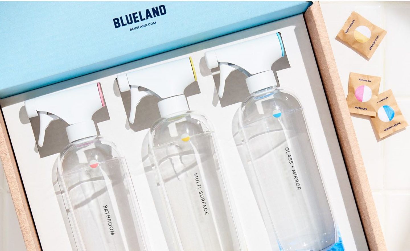Blueland revolutioniert den Markt der Haushaltswaren und minimiert dadurch den Plastikverbrauch.