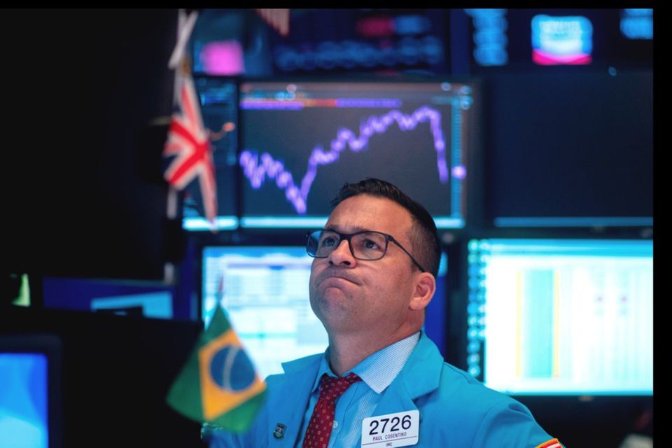 Ein Händler an der Wall Street blickt besorgt auf einen Monitor: Der Kurssturz in dieser Woche kostet Nerven