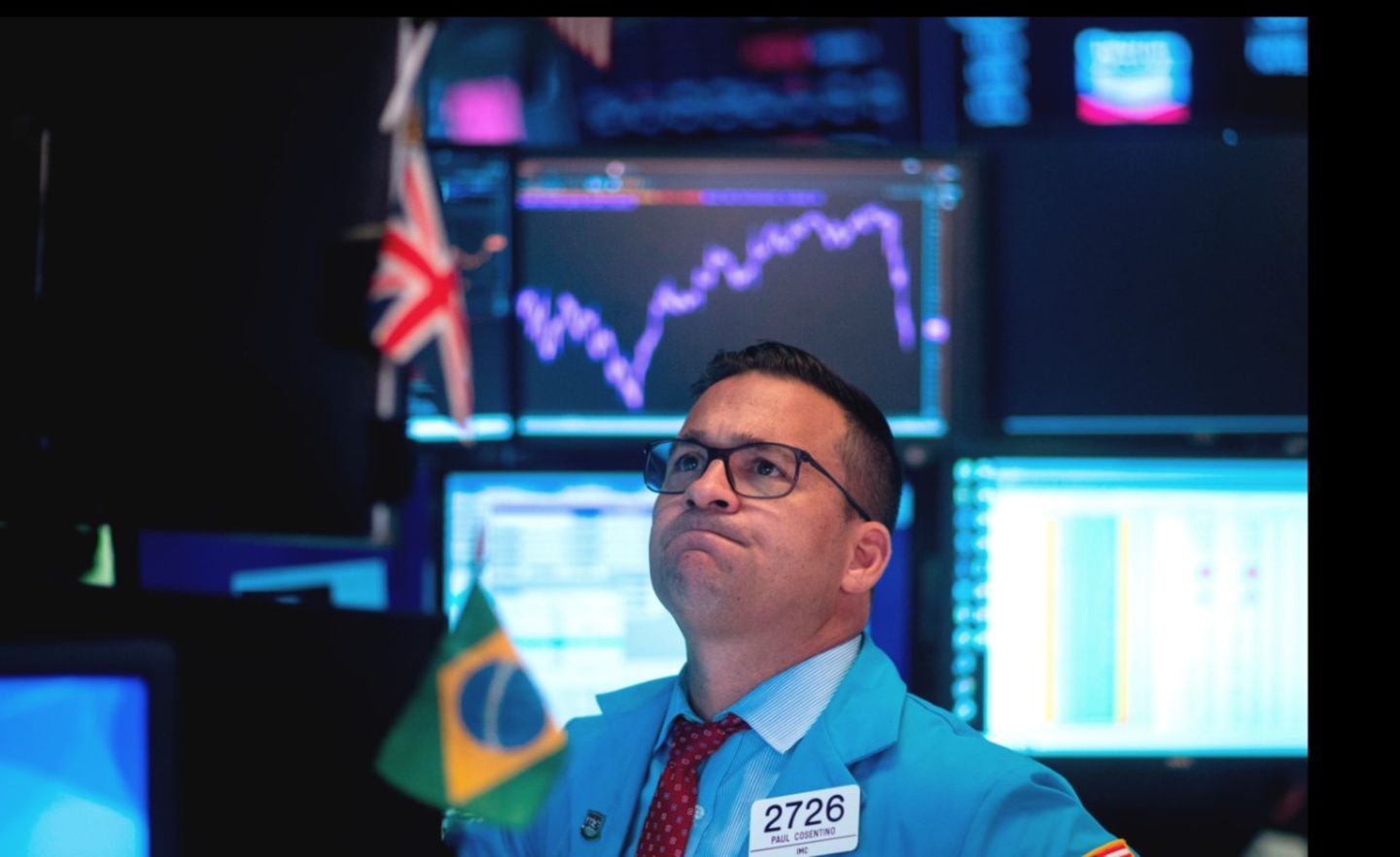 Ein Händler an der Wall Street blickt besorgt auf einen Monitor: Der Kurssturz in dieser Woche kostet Nerven