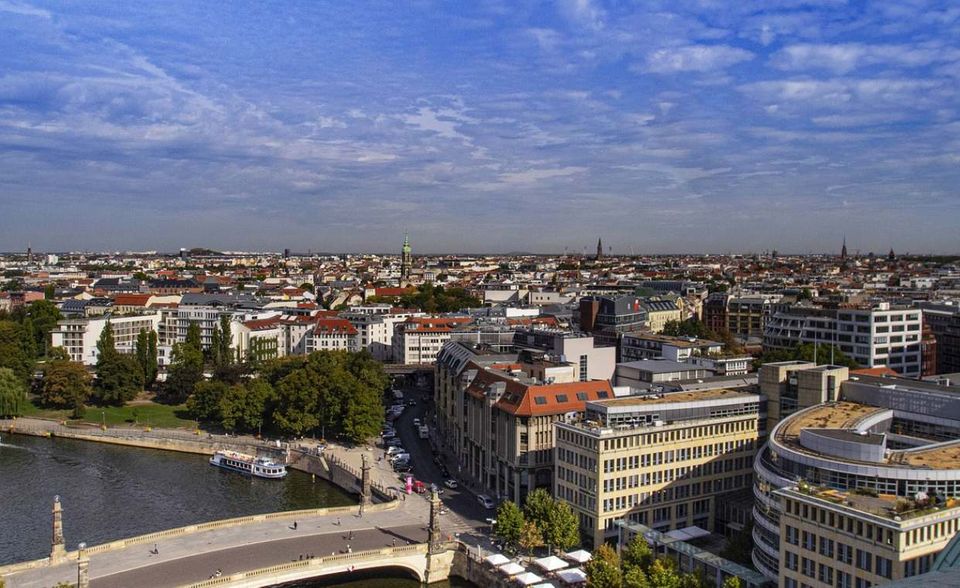 Drei deutsche Städte sind mit ihrer Work-Life-Balance unter den besten Zehn. Berlin landet dabei mit 88,82 Punkten auf Platz sechs. Die Bundeshauptstadt kann im Ranking vor allem mit ihrem Kultur- und Freizeitangebot punkten – immerhin das drittgrößte unter den Top Ten. Auch die genommenen Urlaubstage zählen mit 29,5 Tagen zu den höchsten Werten. Abzüge gibt es allerdings für die Qualität der Luft: Mit 14,9 Mikrogramm Feinstaub pro Kubikmeter ist Berlin Spitzenreiter in der Kategorie Luftverschmutzung. Ein Vergleich: Die Feinstaubwerte für Platz eins des Rankings betragen weniger als die Hälfte.