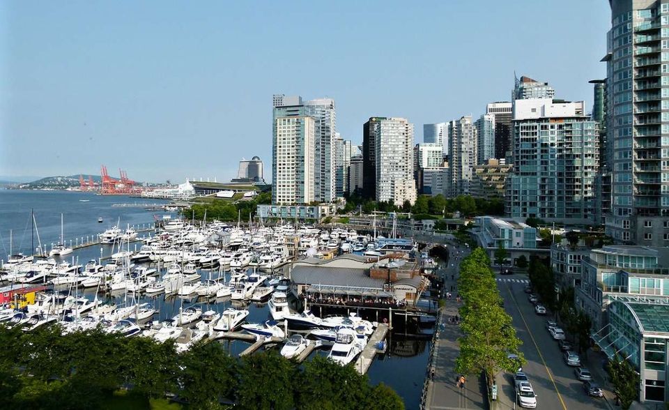 Nur eine der zehn Städte mit der besten Work-Life-Balance liegt nicht in Europa. Mit 72,55 Punkten und damit knapp vor dem kanadischen Ottawa schafft es Vancouver in die Top Ten. Im Schnitt nehmen Arbeitnehmer hier 15 Urlaubstage – fast halb so viele wie beim Spitzenreiter. Auch in Sachen Elternzeit zählt Vancouver mit 364 Tagen zu den Schlusslichtern. Dafür hat die Stadt mit 7 Mikrogramm pro Kubikmeter den drittniedrigsten Feinstaubwerte.