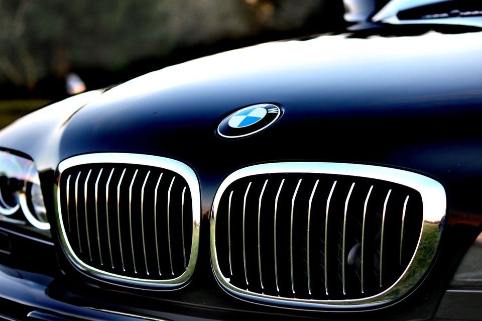Daimler-Konkurrent BMW hat zwar aktuell keine Gewinnwarnung herausgegeben, die Quartalszahlen waren aber nicht berauschend. So schrumpfte der Gewinn vor Steuern und Zinsen gegenüber dem Vorjahreszeitraum um knapp 20 Prozent auf 2,2 Mrd. Euro. Rückstellungen in Höhe von 1,4 Mrd. Euro für ein Kartellverfahren drücken auf die Marge: BMW erwartet im Autogeschäft einen Wert zwischen 4,5 und 6,5 Prozent. Das eigentliche Ziel liegt im Korridor von 8 bis 10 Prozent. Der Autohersteller bereitet die Investoren auch schon auf noch schlechtere Zeiten vor: Die Prognose setze voraus, „dass sich die weltweiten wirtschaftlichen und politischen Rahmenbedingungen nicht wesentlich verändern werden. Sollten Sie sich verschlechtern, können Auswirkungen auf die Prognose nicht ausgeschlossen werden“.