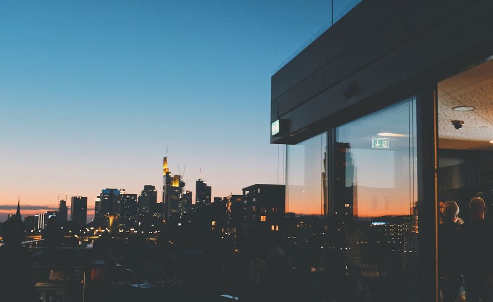 Frankfurt erreicht Platz zwei des Rankings. Die Stadt verzeichnet einen jährlichen Anstieg der Preise um 12 Prozent. Damit hat sich der Preisauftrieb in diesem Jahr beschleunigt. Trotz 13.500 Euro pro Quadratmeter im Luxussegment bleibe Frankfurt nach europäischen Standards wettbewerbsfähig, schreibt Knight Frank.