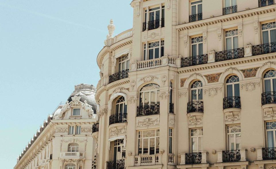 In Madrid legten die Preise um 5,2 Prozent zu. Aber auch hier schwanken die Werte in bestimmten Stadtteilen. In Vierteln wie Chamberi sei die Entwicklung sehr gut gewesen. Hier fanden Investoren also gute Marktbedingungen vor.