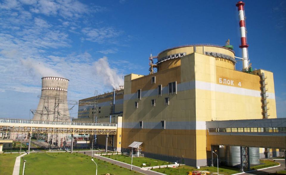 Die Ukraine hat zwar nur etwa halb so viele Einwohner wie Deutschland. Das Land produziert aber sehr viel mehr Atomenergie. 2018 waren es 84,4 Terawattstunden (minus 1,4 Prozent). Vier Kernkraftwerke sind in der Ukraine aktiv. Der letzte Block im AKW Tschernobyl ging 2000 vom Netz.