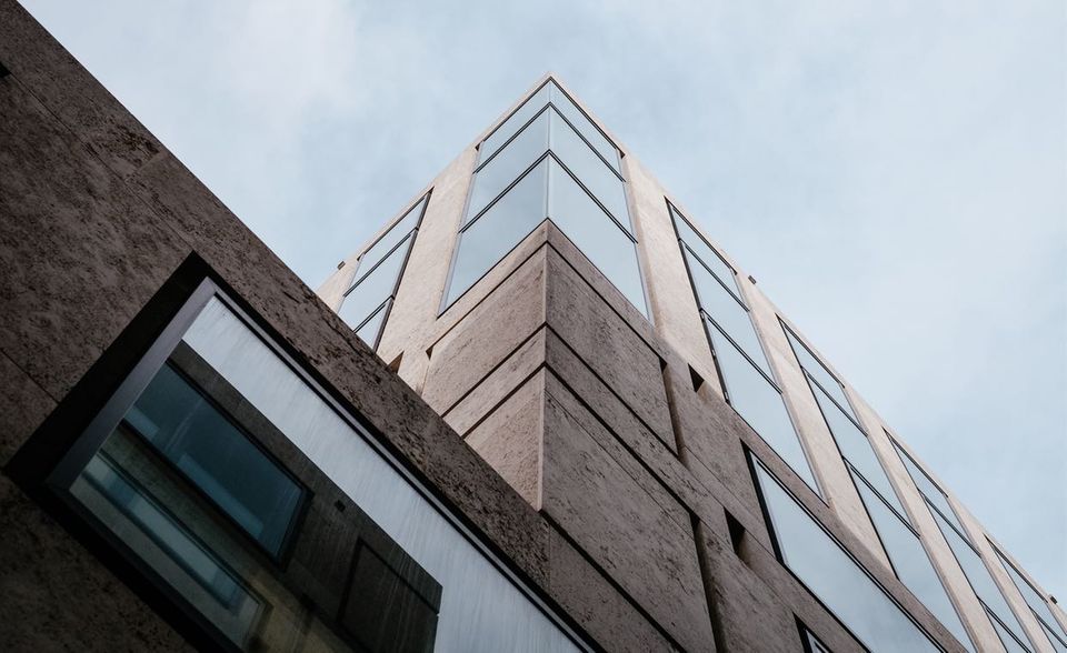 Zürich auf Platz acht, ist eine von sieben europäischen Städten unter den Top 10. In der Schweizer Bankenstadt stiegen die Preise von teuren Wohnungen um 4,5 Prozent.