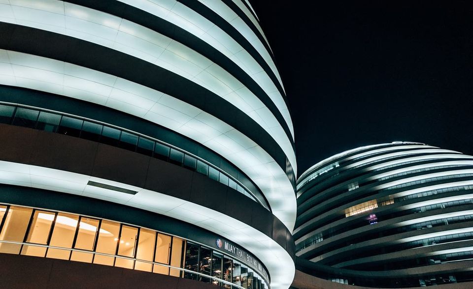 In der sogenannten Tier-1-Stadt Peking (Stadt mit mehr als 15 Millionen Einwohner) stiegen die Preise im ersten Halbjahr um 4,5 Prozent. Der Immobilienmarkt in der chinesischen Hauptstadt entwickelte sich damit wesentlich dynamischer als in Schanghai. Dort gingen die Preise um für hochpreisige Immobilien um 3,5 Prozent zurück.