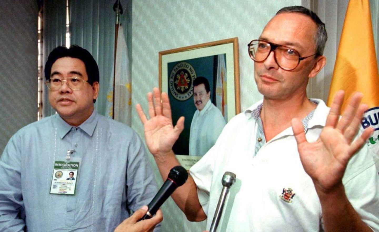 Der ehemalige Balsam-Finanzchef Klaus Schlienkamp (r.) macht eine abwehrende Geste zu den Journalisten, als er Ende März 2000 bei einer Pressekonferenz in Manila erscheint. Kurze Zeit später wurde Schlienkamp nach Deutschland abgeschoben.