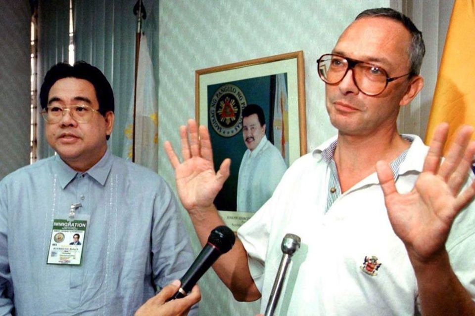 Der ehemalige Balsam-Finanzchef Klaus Schlienkamp (r.) macht eine abwehrende Geste zu den Journalisten, als er Ende März 2000 bei einer Pressekonferenz in Manila erscheint. Kurze Zeit später wurde Schlienkamp nach Deutschland abgeschoben.