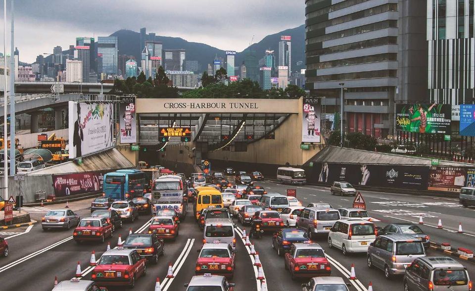 Bei einem Ranking der Metropolen mit den höchsten Feinstaubwerten, hätte Hongkong den ersten Platz sicher: Pro Kubikmeter werden hier 29 Mikrogramm Feinstaub gemessen – das ist mehr als viermal so viel wie beim Spitzenreiter des Rankings. Auch die Arbeitsbelastung ist eine der höchsten: Eine durchschnittliche Arbeitswoche hat 44 Stunden, wobei jeder fünfte Beschäftigte mindestens 48 Stunden pro Woche arbeitet. Die bezahlten Urlaubstage von einer Woche sind dagegen zusammen mit Singapur die niedrigsten im gesamten Ranking. In der Kategorie Parks und öffentliche Plätze zählt Hongkong dagegen zu den drei Spitzenreitern. Insgesamt reicht es mit 32,56 Punkten für Platz sechs.