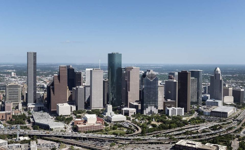 „Houston, wir haben ein Problem“, sagte Schauspieler Tom Hanks im Kult-Film „Apollo 13“. Zwar hat das Filmzitat nichts mit den Arbeits- und Lebensumständen der Stadt zu tun, zur Work-Life-Balance der Stadt passt er aber trotzdem: Im Vergleich zu den anderen US-Städten der schlechtesten Zehn leisten die Beschäftigten in Houston die meisten Arbeitsstunden – fast 44 pro Woche. 15 Prozent von ihnen arbeiten außerdem mindestens 48 Stunden – ebenfalls der höchste Anteil der fünf US-Städte in diesem Ranking. Insgesamt landet Houston mit 31,52 Punkten auf Platz fünf.