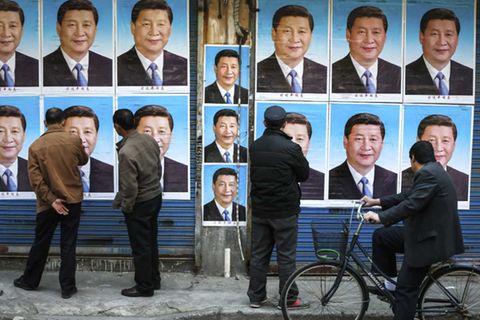 Eine Hauswand in Shanghai mit Plakaten von Chinas Staatspräsident Xi Jinping