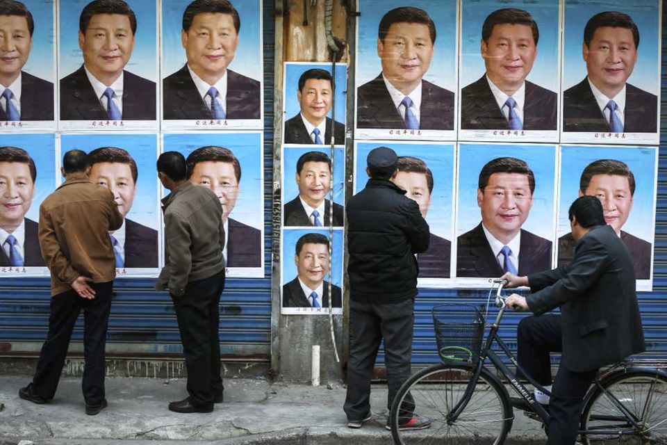 Eine Hauswand in Shanghai mit Plakaten von Chinas Staatspräsident Xi Jinping