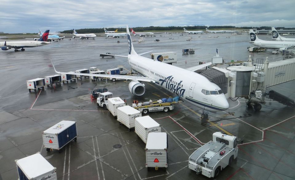 Alaska mag von New York City oder Los Angeles aus abgelegen sein. Im internationalen Warenverkehr aber erweist sich die Lage des nördlichen US-Bundesstaats als ein wertvoller Standortvorteil. Der Ted Stevens Anchorage International Airport belegte 2018 wie schon im Jahr zuvor Platz fünf der größten Cargo-Flughäfen der Welt. Laut dem Branchenverband ACI wurden 2,8 Millionen Tonnen Fracht umgeschlagen. Das waren 3,5 Prozent mehr als 2017.