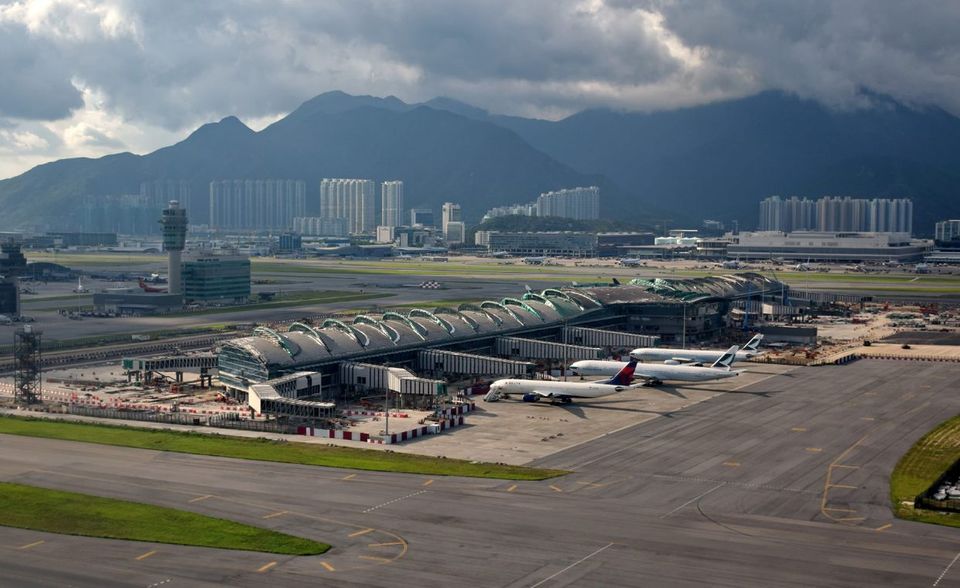 Der Hong Kong International Airport ist im weltweiten Warenverkehr das mit Abstand wichtigste Luftdrehkreuz. 5,1 Millionen Tonnen Fracht wurden am Flughafen mit der Kennung HKG im vergangenen Jahr umgeschlagen (plus 1,4 Prozent).