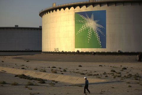Platz eins geht an Saudi-Arabiens staatliche Ölgesellschaft: Saudi Aramco erzielte im vergangenen Jahr einen satten Gewinn von 111 Mrd. Dollar, fast doppelt so viel wie Apple. Das Unternehmen profitierte dabei vom Ölpreisanstieg. Im ersten Halbjahr dieses Jahres verringerte sich der Nettogewinn um zwölf Prozent auf 46,9 Mrd. Dollar – immer noch eine stolze Summe.