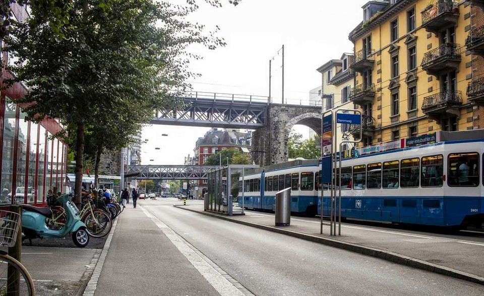 Im europäischen Vergleich sind die Zürcher am frühesten auf der Arbeit. Schon um 8.32 Uhr kommen Beschäftigte hier im Büro an. Im internationalen Ranking landet Zürich damit auf Platz sieben. Früher Arbeitsbeginn bedeutet allerdings nicht gleich früher Feierabend. Ganz im Gegenteil: Im Vergleich zu anderen europäischen Städten haben Beschäftigte in Zürich mit 42,9 Stunden die meisten Arbeitsstunden. Besonders bitter, der Weg zur Arbeit dauert durchschnittlich 40, 3 Minuten. Weltweit ist das Platz neun der längsten Arbeitswege.