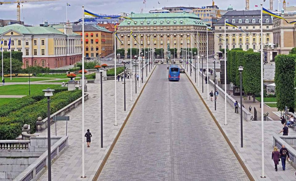 In Schwedens Hauptstadt Stockholm kommen Beschäftigte um 9.06 Uhr im Büro an – und damit knapp eine Stunde nach Arbeitnehmern des internationalen Spitzenreiters San Diego. Die Extra-Zeit können die Schweden allerdings gut gebrauchen. Im Vergleich zu den Münchenern brauchen sie nämlich knapp acht Minuten länger ins Büro. Dafür haben sie mit 40,6 Stunden weniger Arbeitszeit pro Woche abzuleisten, in München sind es dagegen 41.