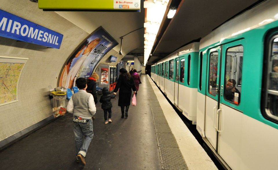 Den längsten Arbeitsweg in Europa haben eindeutig die Pariser vor sich. Satte 44 Minuten verbringen sie morgens unter anderem in der Metro. Im internationalen Vergleich reicht das für Platz 4, gleich hinter Tokio (51 Minuten), Sāo Paulo (47,6 Minuten) und Singapur (44,5 Minuten). Auf der Arbeit kommen die Pariser schließlich um 9.21 Uhr an.