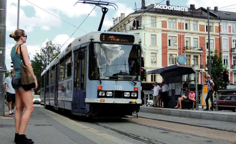 Gleichzeitig mit den Parisern kommen auch die Beschäftigten in Oslo ins Büro, allerdings können sie 13 Minuten später von zu Hause losfahren. Denn in Norwegens Hauptstadt dauert der Weg zur Arbeit im Durchschnitt 31 Minuten. Auch das Workload ist mit 38,9 Stunden pro Woche deutlich geringer als in Paris mit 40,4 Stunden pro Woche. Im internationalen Vergleich führt Oslo mit seiner Anzahl an Arbeitsstunden pro Woche übrigens das Ranking an. Die längste Arbeitszeit pro Woche haben dagegen Beschäftigte in Kuala Lumpur mit 46 Stunden.