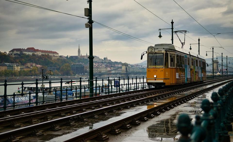 Um 9.24 Uhr erreichen Beschäftigte in Budapest ihr Büro. Allerdings gehen die drei Minuten Extra-Zeit im Vergleich zu Oslo für den Arbeitsweg drauf. Er dauert in der ungarischen Hauptstadt nämlich ca. 35,5 Minuten. Auf der Arbeit bleiben die Budapester pro Woche etwa 40,5 Stunden und sind damit immerhin kürzer im Büro als ihre Kollegen in Stockholm, München und Zürich.