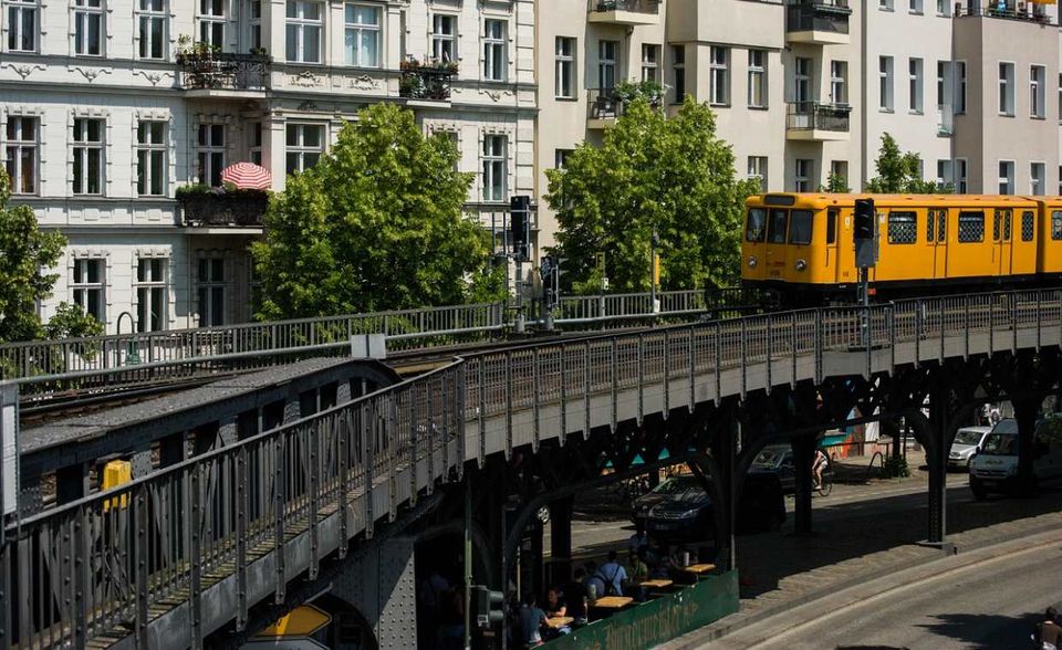 Als letzte im europäischen Vergleich trudeln die Berliner auf der Arbeit ein. Wenn die Zürcher schon fast die erste Arbeitsstunde absolviert haben, fangen Beschäftige in der Bundeshauptstadt ihren Arbeitstag gerade erst an. Im weltweiten Vergleich ist das Platz vier für die späteste Ankunftszeit auf der Arbeit. Hinter Washington DC und Hongkong (10.30 Uhr) und Houston (9,56 Uhr). Mit einer Fahrzeit von 32,2 Minuten müssen die Berliner deshalb erst los zur Arbeit, wenn ihre Kollegen in Oslo und Paris schon im Büro ankommen. Immerhin: Mit 41 Arbeitsstunden pro Woche haben Beschäftigte in Berlin passend zum späten Arbeitsbeginn auch einen relativ späten Feierabend.