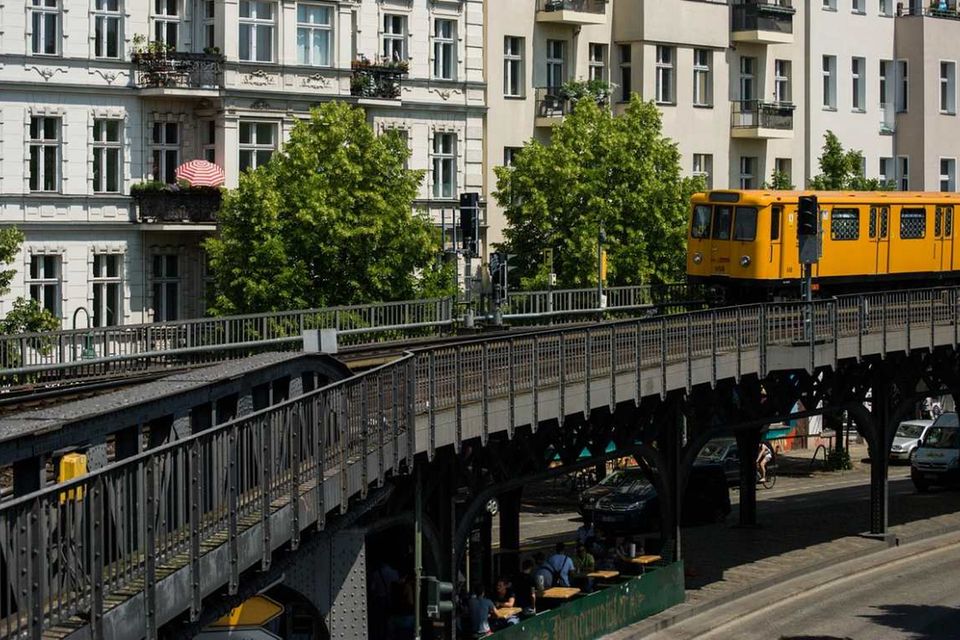 Als letzte im europäischen Vergleich trudeln die Berliner auf der Arbeit ein. Wenn die Zürcher schon fast die erste Arbeitsstunde absolviert haben, fangen Beschäftige in der Bundeshauptstadt ihren Arbeitstag gerade erst an. Im weltweiten Vergleich ist das Platz vier für die späteste Ankunftszeit auf der Arbeit. Hinter Washington DC und Hongkong (10.30 Uhr) und Houston (9,56 Uhr). Mit einer Fahrzeit von 32,2 Minuten müssen die Berliner deshalb erst los zur Arbeit, wenn ihre Kollegen in Oslo und Paris schon im Büro ankommen. Immerhin: Mit 41 Arbeitsstunden pro Woche haben Beschäftigte in Berlin passend zum späten Arbeitsbeginn auch einen relativ späten Feierabend.