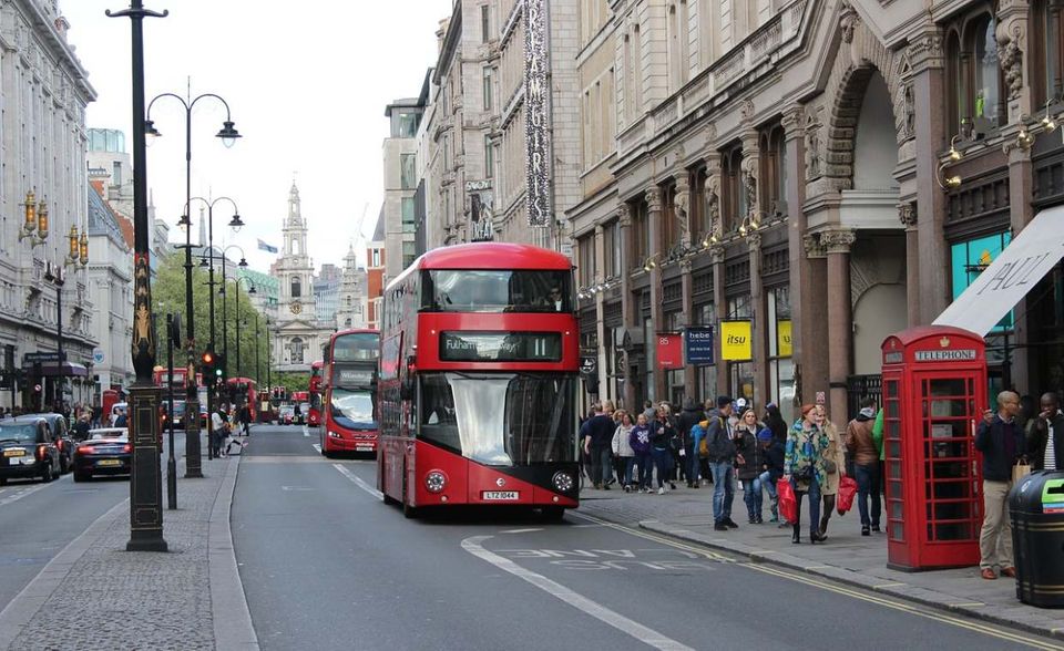 In Großbritanniens Hauptstadt sind Beschäftigte ab 9.35 Uhr im Büro. Allerdings müssen die Londoner noch vor ihren Kollegen aus Hamburg aus dem Haus, denn für den Weg zur Arbeit brauchen sie rund 40,4 Minuten – der zweitlängste Weg im europäischen Vergleich. Auch die Arbeitsstunden pro Woche sind mit 42,5 die zweithöchsten.