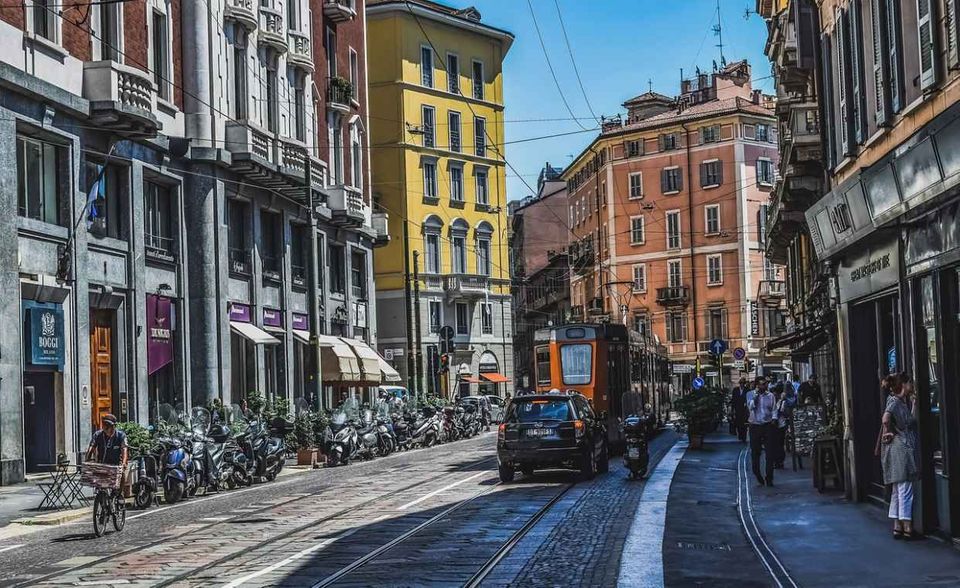 Mailands Beschäftigte kommen um 9.26 Uhr auf der Arbeit an. Im europäischen Vergleich ist das Platz sieben, weltweit reicht es für die italienische Stadt dagegen nur für Platz 29. Mit 34, 8 Minuten brauchen Beschäftigte in Mailand dabei fast genau so lange zur Arbeit wie ihre Kollegen in Stockholm. Auch die Arbeitszeit pro Woche ist mit 40,7 Stunden fast gleich groß. Allerdings fangen die Mailänder dafür satte 20 Minuten später mit der Arbeit an als ihre schwedischen Kollegen.