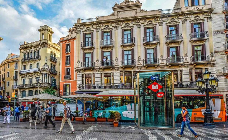 Den drittkürzesten Arbeitsweg in Europas Metropolen haben Beschäftige in Barcelona mit 27,2 Minuten. Damit haben sie fast einen gleich langen Arbeitsweg wie ihre Kollegen in München und haben mit 40,9 Stunden auch ein ähnlich hohes Arbeitspensum. Einziger Unterschied: Die Ankunftszeit. Denn Beschäftigte in Barcelona kommen fast 45 Minuten später auf der Arbeit an als ihre bayrischen Kollegen.