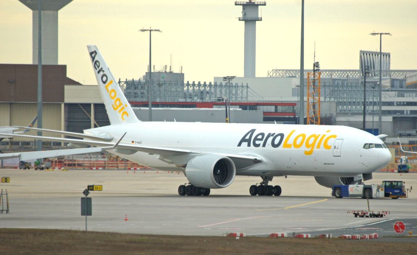 Frachtmaschine am Frankfurter Flughafen