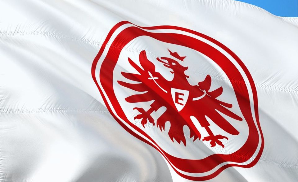 In der vergangenen Saison sorgte Eintracht Frankfurt auf europäischer Ebene mit dem Einzug ins Halbfinale der Euro-League für Furore. Trotz prominenter Abgänge ist das Team vor Beginn der Saison wertvoller als in der letzten Spielzeit. Transfermarkt.de beziffert den aktuellen Wert der Mannschaft auf 207,6 Mio. Euro. Vor einem Jahr waren es nur 126,8 Mio. Euro.