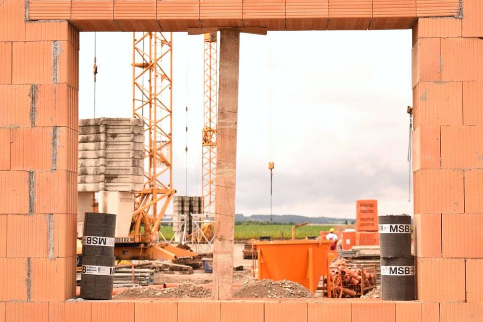 In der Stadt fehlt Wohnraum, auf dem Land wird zu viel gebaut, behauptet eine neue Studie