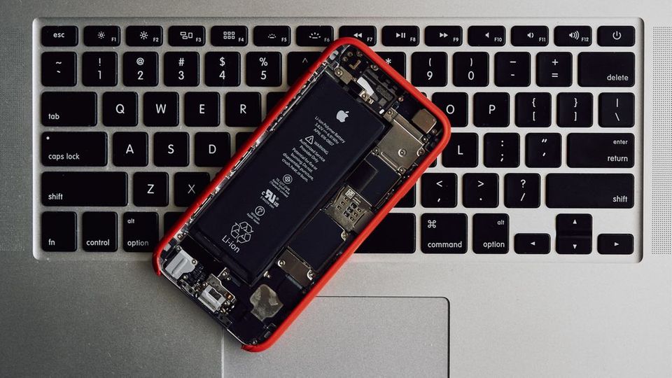 In der Branche „Herstellung von Datenverarbeitungsgeräten, elektronischen und optischen Erzeugnissen“ müssen hingegen nur sehr wenige Tarifbeschäftigte auf Urlaubsgeld verzichten. 97,9 Prozent von ihnen erhalten laut Statistischem Bundesamt durchschnittlich 2.350 Euro. Dieser Wirtschaftszweig umfasst die Herstellung von Computern und Telekommunikationsgeräten.