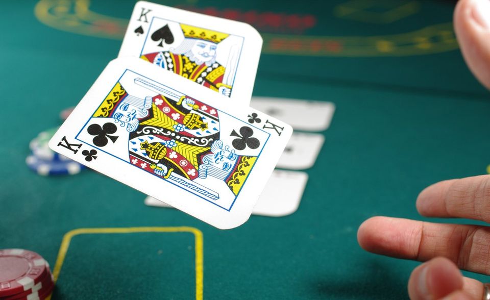 Im Spiel-, Wett- und Lotteriewesen geht es um die ganz großen Gewinne. Angestellte haben beim Urlaubsgeld hingegen eher den Kürzeren gezogen. Sie erhalten 2019 im Durchschnitt 404 Euro brutto. Nicht nur liegt die Branche damit bei der Höhe des Urlaubsgelds auf dem neuntletzten Platz. Kaum ein Angestellter erhält die Sonderzahlung. Die Quote von 3,2 Prozent der Tarifbeschäftigten ist der schlechteste Wert in diesem Ranking.