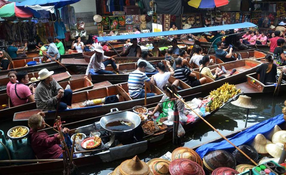 Soziale Medien gehören in vielen asiatischen Ländern fest zum Alltag. Der Kontinent dominiert denn auch die Rangliste der Staaten mit dem höchsten Anteil an Social-Media-Nutzern. Auf Platz acht liegt Thailand mit 74 Prozent der Einwohner. Dieselbe Platzierung hat Thailand übrigens auch bei der täglichen Nutzungsdauer sozialer Medien erreicht. Thailänder sind im Durchschnitt drei Stunden und elf Minuten mit Social Media beschäftigt.