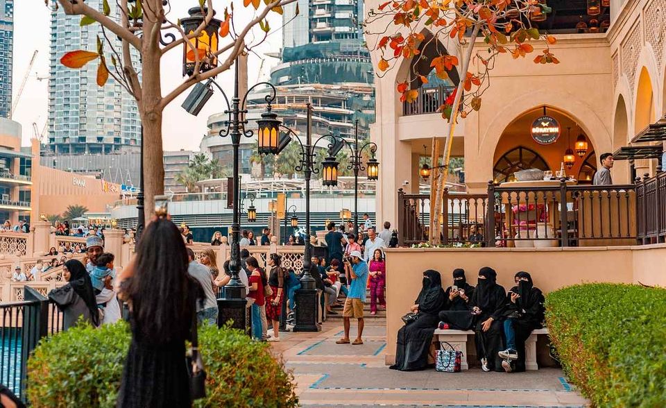 99 Prozent der Menschen in den Vereinigten Arabischen Emiraten sind laut Hootsuite in sozialen Netzwerken aktiv. Damit liegt das Land uneinholbar auf Platz eins des Rankings. Allerdings verblüfft diese nahezu komplette Sättigung. Denn für die Statistik wurde laut Hootsuite die Gesamtbevölkerung zugrunde gelegt. Inwieweit die „aktive Nutzung“ von Social Media bei Kleinkindern möglich ist, darf bezweifelt werden. Laut der Datenbasis der CIA sind rund fünf Prozent der Bürger der VAE zwischen null und vier Jahre alt. Die USA kommen übrigens mit 70 Prozent auf Platz 15, drei Ränge vor dem Vereinigten Königreich (67 Prozent). Deutschlands Nutzungsrate von 46 Prozent entspricht dem weltweiten Durchschnitt.