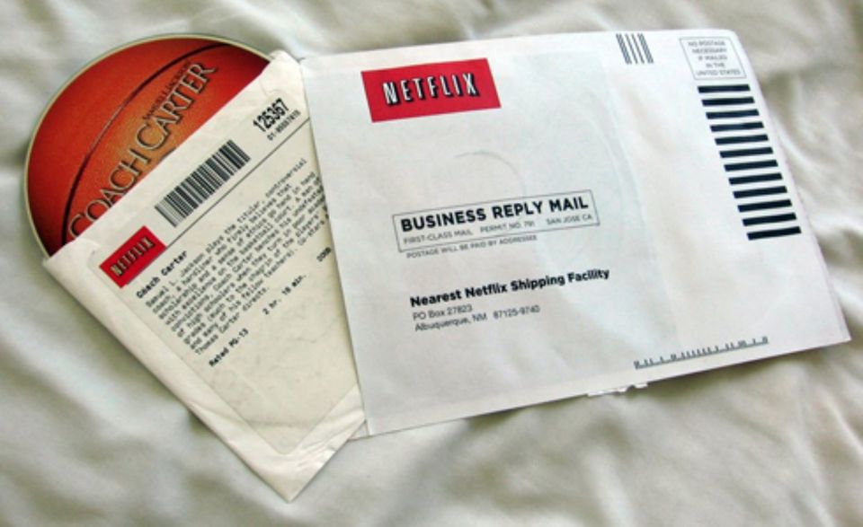 1999 begrüßte Netflix seine ersten Abonnenten. Sie konnten für einen monatlichen Pauschalbetrag so viele DVDs ausleihen, wie sie wollten. Damit Kunden auch fündig wurden, führte das Unternehmen im Jahr 2000 ein personalisiertes Empfehlungssystem ein, das Mitgliedern anhand von Bewertungen Titel vorschlug.