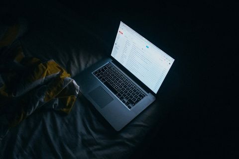 Bis spät in die Nacht für die Firma erreichbar sein? Laut dem Arbeitszeitgesetz kann das sogar strafbar sein