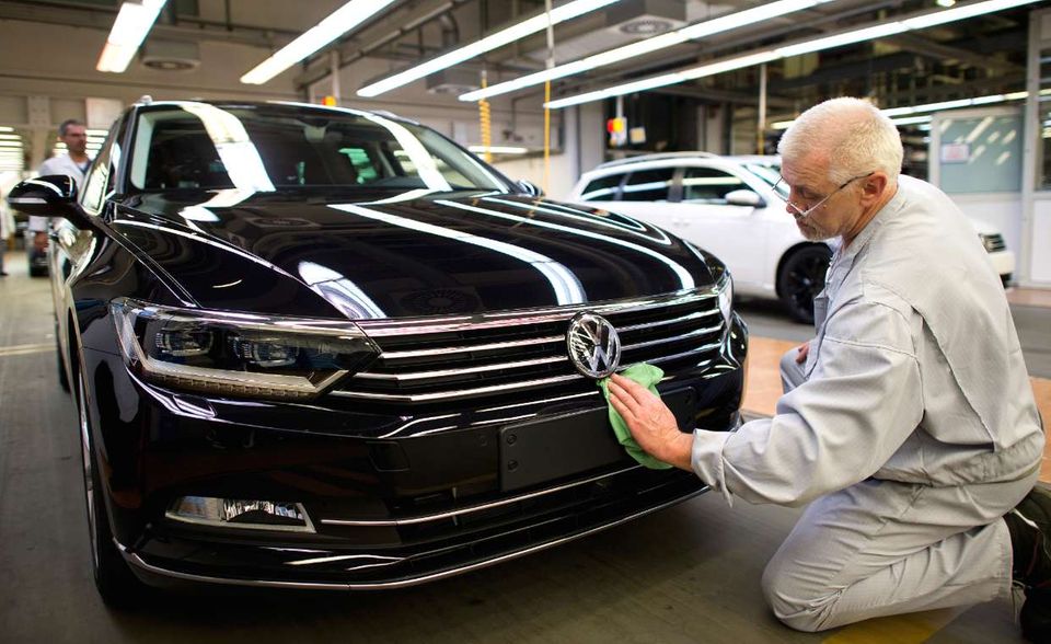#1 Volkswagen Gemessen am Umsatz ist der Volkswagen-Konzern der größte Autohersteller der Welt. Im vergangenen Jahr erlösten die Wolfsburger 278,3 Mrd. Dollar – ein Wachstum von sieben Prozent gegenüber 2017. Beim Gewinn ist das deutsche Dax-Unternehmen dagegen nur die Nummer zwei. Anders als der Rivale Toyota und viele andere Autobauer konnte VW seinen Gewinn steigern und zwar um 9,3 Prozent auf 14,3 Mrd. Dollar.