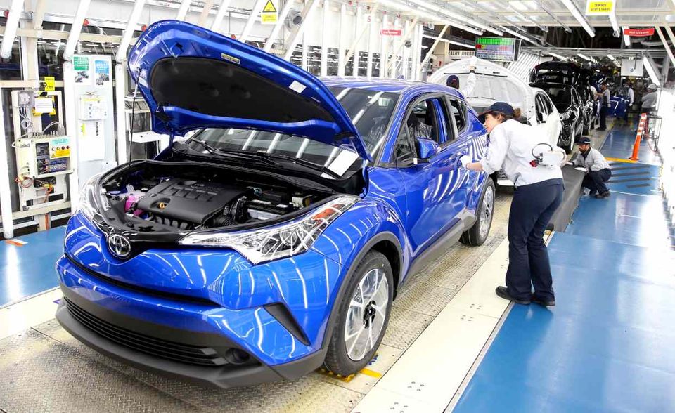 Der erfolgsverwöhnte japanische Autokonzern musste im vergangenen Jahr einen Dämpfer hinnehmen. Der Nettogewinn brach um knapp 25 Prozent auf etwas weniger als 17 Mrd. Dollar ein. Verantwortlich für den Rückgang war aber nicht die schlechte Autokonjunktur, sondern Verluste bei Aktienbeständen. Toyota bleibt trotzdem der gewinnträchtigste Autobauer. Der Umsatz stieg um 2,8 Prozent auf 272,6 Mrd. Dollar.