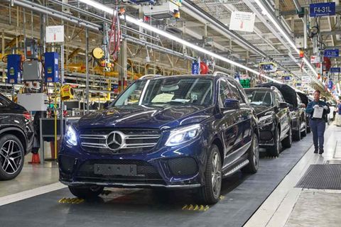 Mit Erlösen von 197,5 Mrd. Dollar ist Daimler weltweit der drittgrößte Autohersteller. Ein Grund zur Zufriedenheit ist das aber nicht, denn auch der Stuttgarter Konzern kämpft mit der Branchenkrise. Der Gewinn brach im vergangenen Jahr um 27,9 Prozent auf 8,6 Mrd. Dollar ein. Zu schaffen machen dem Konzern die Folgen der Dieselkrise, die schon 2018 das Ergebnis belasteten