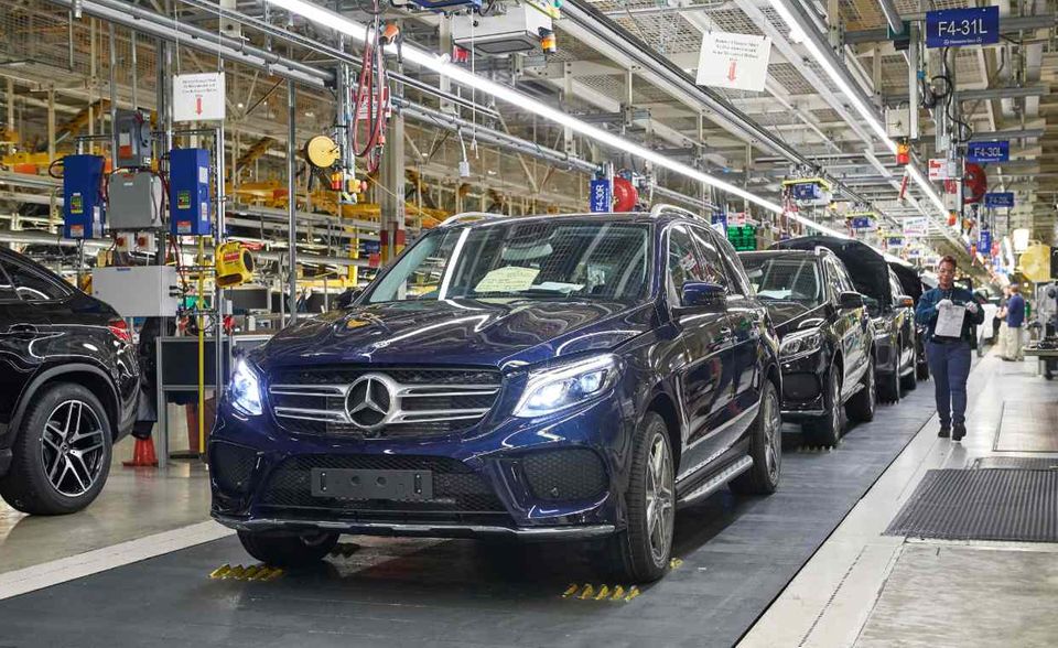 #3 Daimler Mit Erlösen von 197,5 Mrd. Dollar ist Daimler weltweit der drittgrößte Autohersteller. Ein Grund zur Zufriedenheit ist das aber nicht, denn auch der Stuttgarter Konzern kämpft mit der Branchenkrise. Der Gewinn brach im vergangenen Jahr um 27,9 Prozent auf 8,6 Mrd. Dollar ein. Zu schaffen machen dem Konzern die Folgen der Dieselkrise, die schon 2018 das Ergebnis belasteten