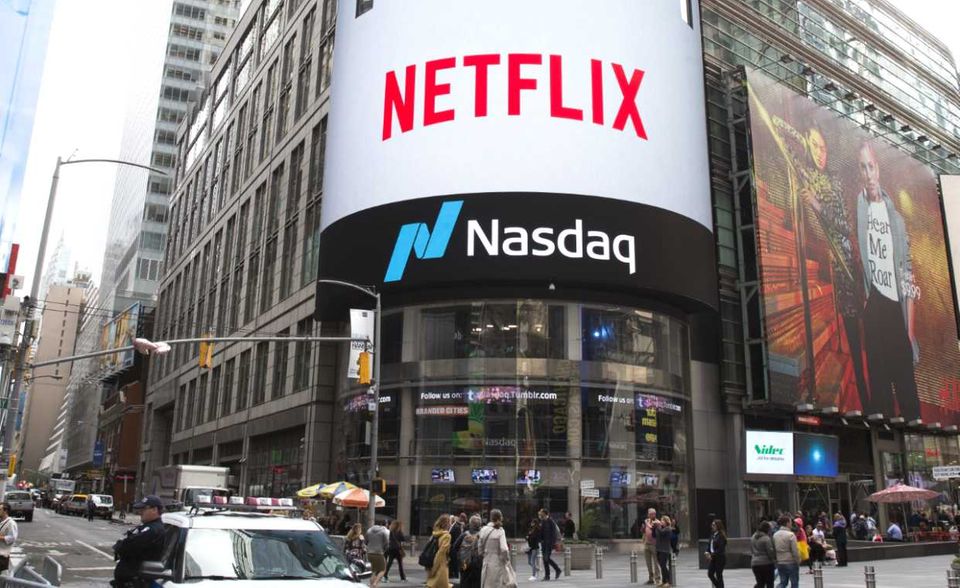 Netflix ging fünf Jahre nach der Gründung an die Börse. Damals, im Jahr 2002, konnte das Unternehmen in den USA rund 600 000 Abonnenten vorweisen. Ihre Zahl stieg anschließend sprunghaft an. 2005 waren es laut der offiziellen Unternehmenshistorie bereits 4,2 Millionen Kunden.