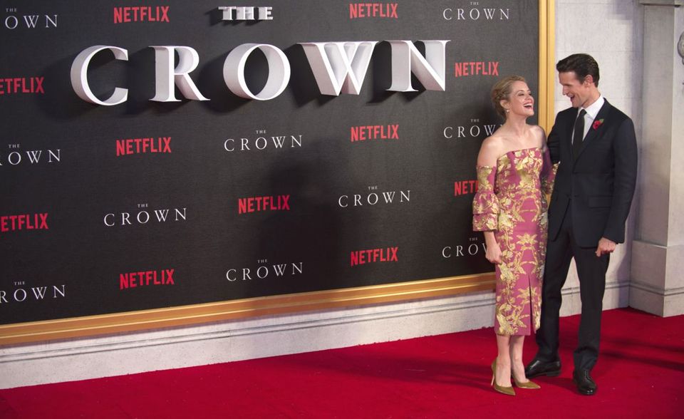 Netflix produziert immer mehr eigene Inhalte beziehungsweise kauft exklusiv die Rechte an neuen Produktionen. Damit trat der Streamingdienst auch bei Preisverleihungen schnell in direkte Konkurrenz mit den alteingesessenen Sendern. 2013 wurde Netflix als erster Online-Anbieter beim TV-Preis Emmy nominiert. Die Erfolgsserie „House of Cards“ konnte drei Preise abräumen. 2018 gewann Netflix bereits 23 Primetime-Emmys und zog mit dem „Game of Thrones“-Sender HBO gleich. Auch für „The Crown“ gab es Preise.