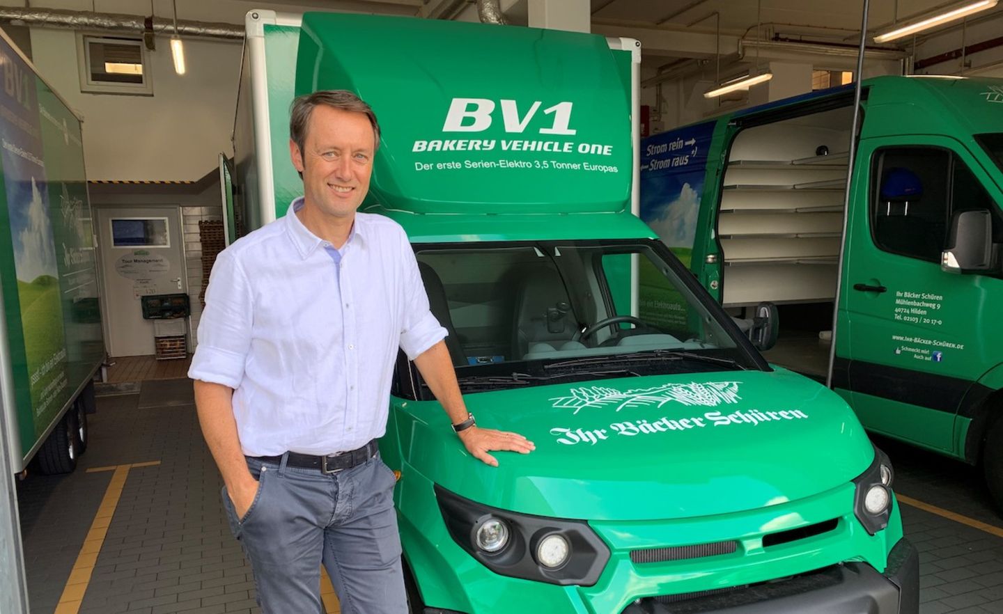 Roland Schüren liefert seine Bio-Backware mit dem Bakery Vehicle 1, dem ersten alltagstauglichen Elektrolieferwagen aus.