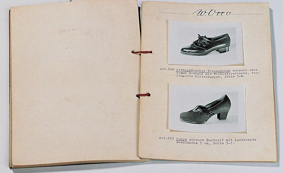 Der Werner Otto Versandhandel startete am 17. August 1949 in Hamburg mit drei Mitarbeitern. Der Firmengründer war damals 40 Jahre alt. 1950 erschien der erste Katalog in einer Auflage von 300 Exemplaren. Damals handelte Otto noch ausschließlich mit Schuhen. 28 Modelle waren anfangs im Angebot. „Unter dem Motto ‚Vertrauen gegen Vertrauen‘ führt Otto als erster Versender den Kauf auf Rechnung ein“, heißt es in der Unternehmenshistorie.