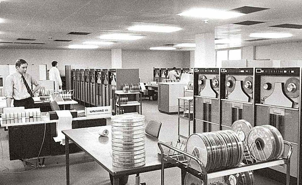 1956 nahm Otto Elektrogeräte und Fahrräder in das Sortiment auf. Gestrichen wurde hingegen der Samstag als Arbeitstag. Mitarbeiter mussten nur noch eine Fünf-Tage-Woche arbeiten. Das tat dem Erfolg keinen Abbruch. 1958 erzielte Otto einen Umsatz von 100 Millionen D-Mark. Damit gehörte der einstige Schuhhändler zu den Großunternehmen in Deutschland. 1961 speicherte der erste Computer bei Otto Kundendaten und Bestellungen. Er füllte noch einen ganzen Raum.