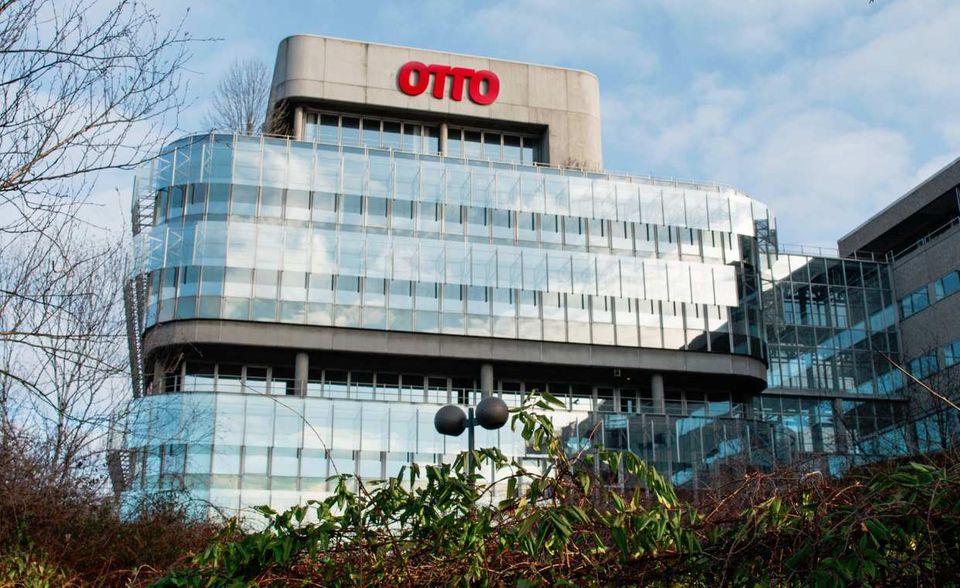 1963 führte Otto die Bestellung per Telefon ein. Der Erfolg lockte Investoren an. 1962 übernahm die WAZ-Gruppe 25 Prozent am Otto Versand. Ein Jahr später folgte die General Shopping S.A. mit 15 Prozent.